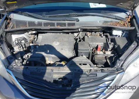 2014 Toyota Sienna Le V6 8 Passenger z USA, uszkodzony, nr VIN 5TDKK3DC0ES426736